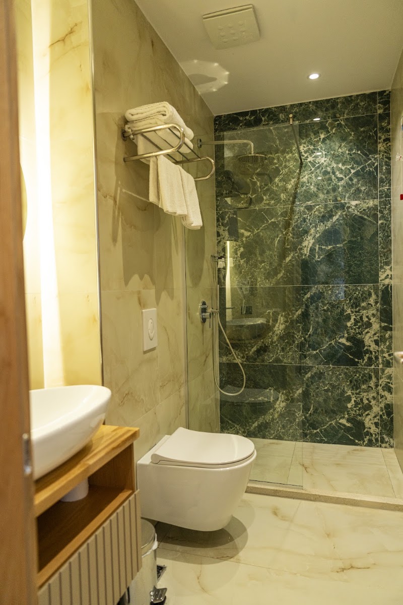 Henry Resort & Spa 4
