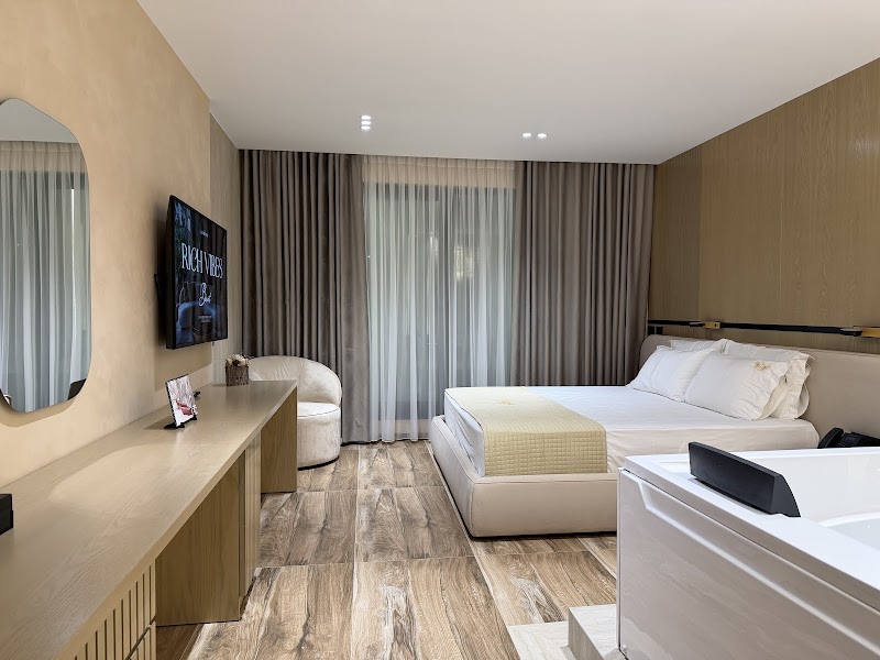 Rich Hotel 4