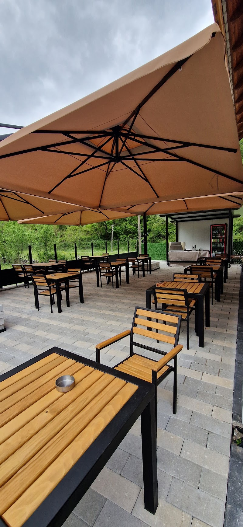 Bujtina Tinari “Outdoor Restaurant”